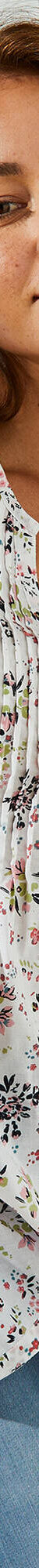 Tuniek met knopen, plooitjes en bloemenprint (wit) Tuniek met knopen, plooitjes en bloemenprint (wit)